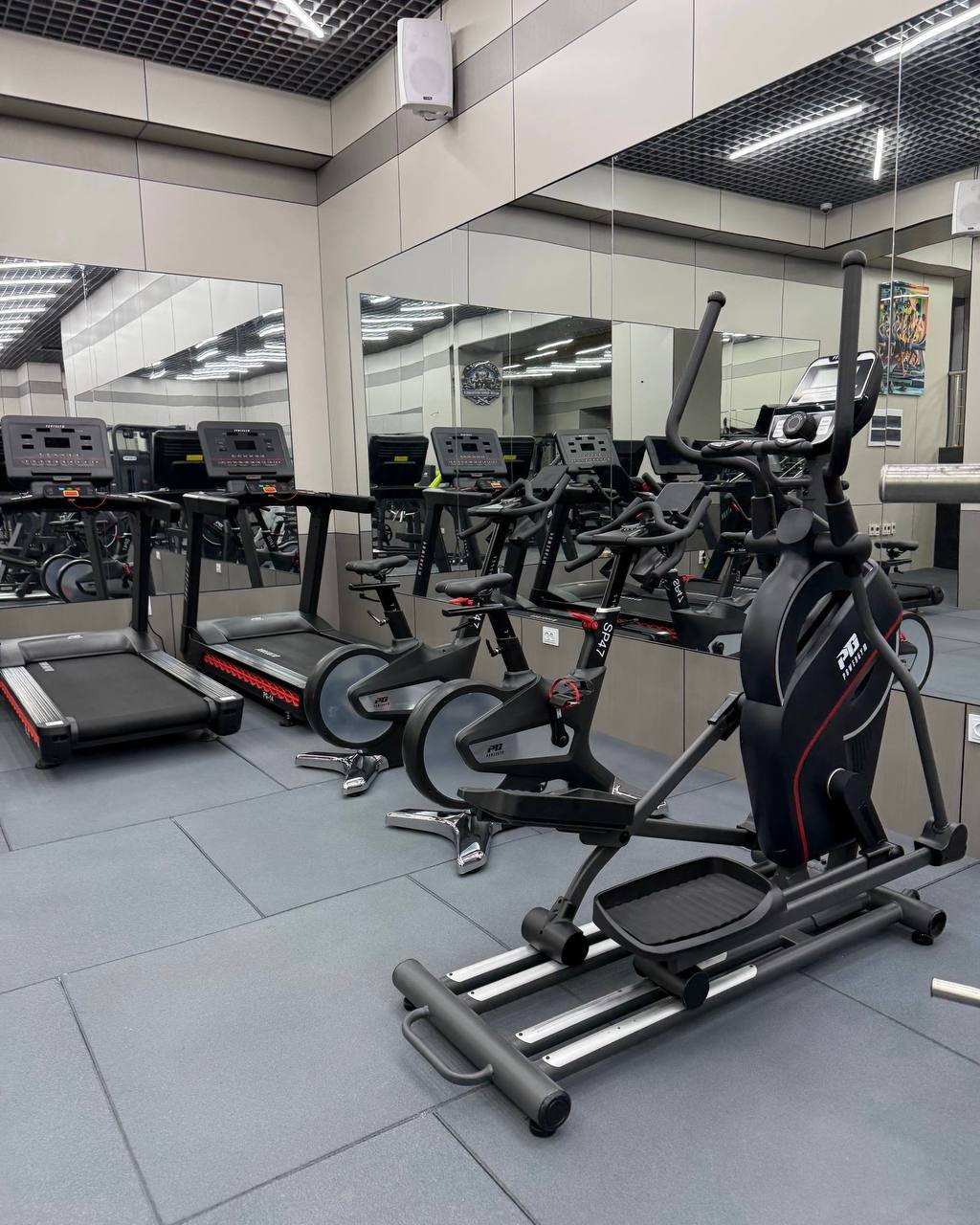 Зал, оснащенный тренажерами PowerGym