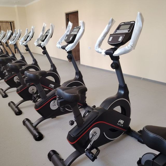 Вертикальные велотренажёры PowerGym — в зале